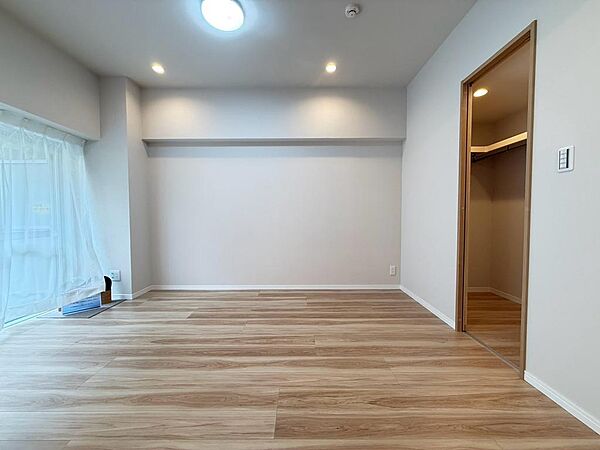 ひとりの時間をまったり過ごしたり、静かな環境で趣味に打ち込んだり、自分時間を快適に過ごすプライベートルーム。 （2026年8月撮影）