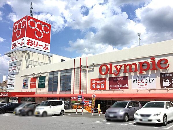 オリンピック 千葉桜木店（約650m）徒歩約9分の距離にあるスーパーマーケットです。毎日の食材の買い出しにも困りませんね。