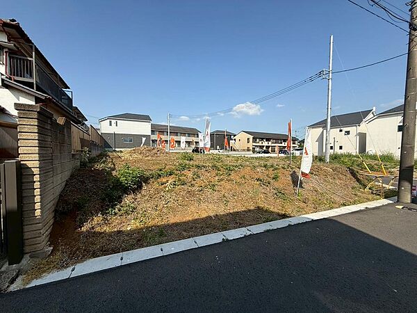 ゆとりのあるお土地は、お庭やカースペースを広くとることができるため暮らしが充実しますね。（2026年5月撮影）