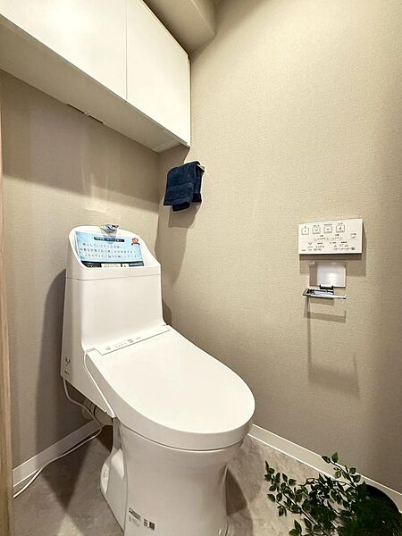 水周りはシンプルにホワイトで統一。清潔性とウォシュレットが付いて実用性も兼ね備えた造り。（2026年5月撮影）