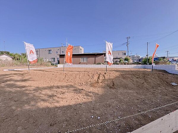 お庭を広くとることにより、家庭菜園やガーデニングを楽しんだり、ウッドデッキを設置することでバーベキューやプールなどにも活用いただけます。(2026年8月撮影)