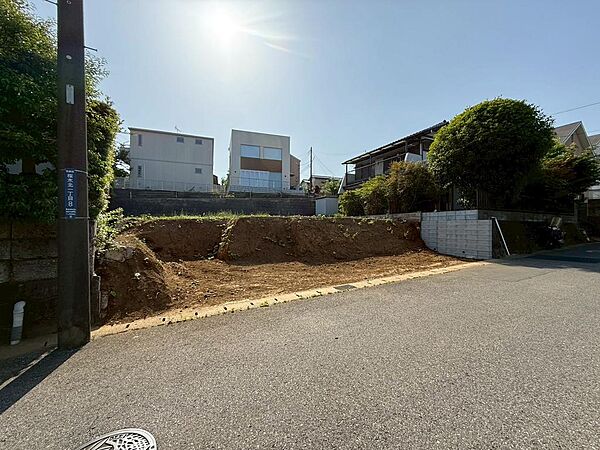 お庭を広くとることにより、家庭菜園やガーデニングを楽しんだり、ウッドデッキを設置することでバーベキューやプールなどにも活用いただけます。（2026年5月撮影）