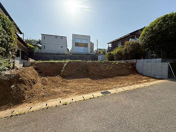 ゆとりのあるお土地は、お庭やカースペースを広くとることができるため暮らしが充実しますね。（2026年5月撮影）