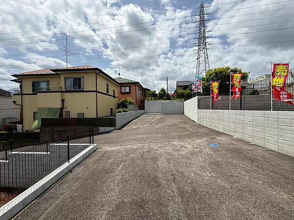 お庭を広くとることにより、家庭菜園やガーデニングを楽しんだり、ウッドデッキを設置することでバーベキューやプールなどにも活用いただけます。（2026年5月撮影）
