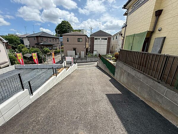 ゆとりのあるお土地は、お庭やカースペースを広くとることができるため暮らしが充実しますね。（2026年5月撮影）