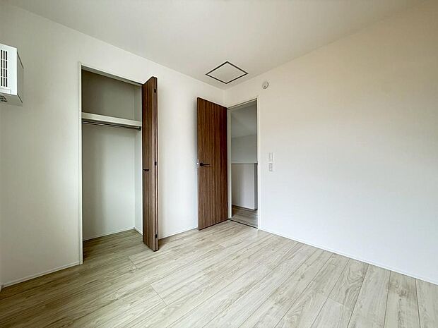 こんなにも陽光が入る洋室は気持ちが良いですね♪落ち着いたカラーで仕上げたリラックス空間です!(2026年6月撮影)