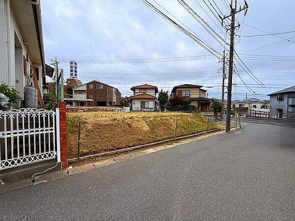 建築条件無し売地は住宅を建てる際に、施工会社を自分で選ぶことができるため自由度が高く、自分だけの注文住宅を建てることができます。（2026年6月撮影）