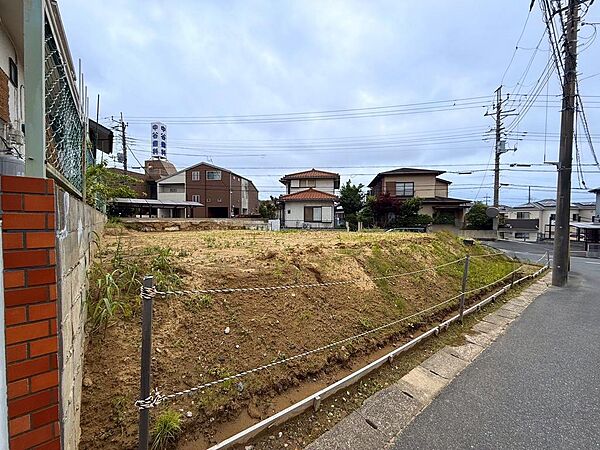 55坪超えのゆとりあるお土地は建築条件無しにつき、お好きなハウスメーカー様で理想の住まいを実現していただけます。（2026年6月撮影）
