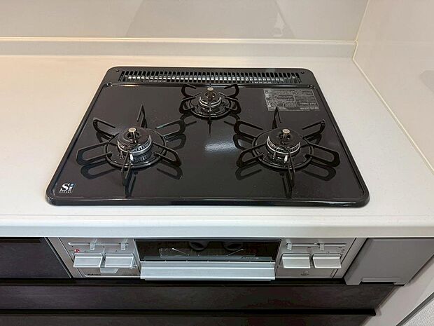 1度にたくさんのメニューが作れる3口コンロ付のシステムキッチン。(2026年7月撮影)