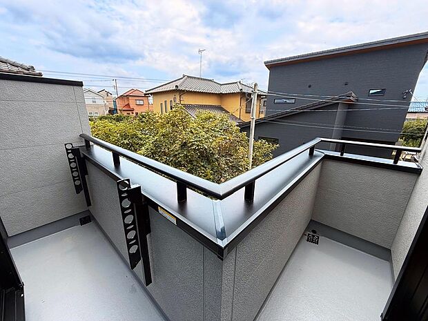 柔らかな陽光が差し込むお部屋からはバルコニーに出る事ができます。お洗濯物やお布団を干すのも大変便利です。(2026年7月撮影)