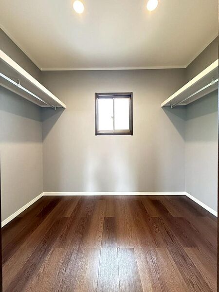 大きい荷物が入るクローゼットも完備いたしました。画像と現地では大きさ、広さの感覚が違います。是非、その目で確かめてください。 （2026年6月撮影）