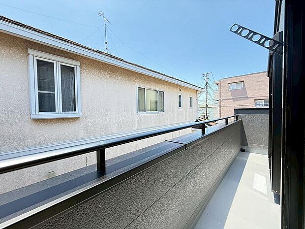 柔らかな陽光が差し込むお部屋からはバルコニーに出る事ができます。お洗濯物やお布団を干すのも大変便利です。（2026年7月撮影）