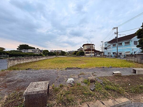 お庭を広くとることにより、家庭菜園やガーデニングを楽しんだり、ウッドデッキを設置することでバーベキューやプールなどにも活用いただけます。（2026年6月撮影）