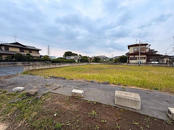 建築条件無し売地は住宅を建てる際に、施工会社を自分で選ぶことができるため自由度が高く、自分だけの注文住宅を建てることができます。（2026年6月撮影）