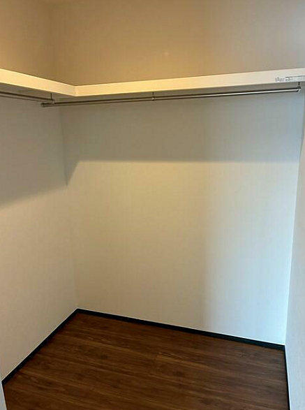 大きい荷物が入るクローゼットも完備いたしました。画像と現地では大きさ、広さの感覚が違います。是非、その目で確かめてください。
