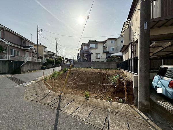 閑静な住宅地で小さなお子様がいるご家族にも安心。（2026年5月撮影）