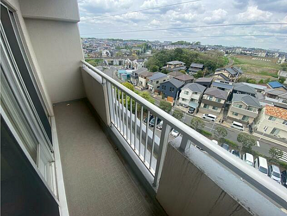 柔らかな陽光が差し込むお部屋からはバルコニーに出る事ができます。お洗濯物やお布団を干すのも大変便利です。