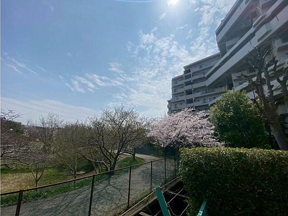 陽当りが良いバルコニーは洗濯物がよく乾きますね♪