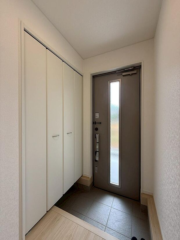 玄関は家族が毎日行き来する出入り口というだけでなく、お客様をお迎えする大切な空間でもあります。(2026年7月撮影)