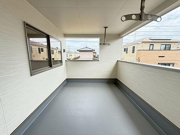 柔らかな陽光が差し込むお部屋からはバルコニーに出る事ができます。お洗濯物やお布団を干すのも大変便利です。(2026年7月撮影)