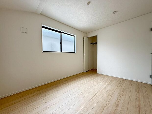 ２面採光の明るい間取り♪各居室収納付きでお部屋もスッキリ広々♪家族との大切な思い出も沢山保管出来ます。（2026年7月撮影）