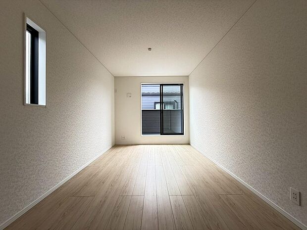 ナチュラルな内装デザインでお部屋も温かみがあって明るいです。（2026年7月撮影）