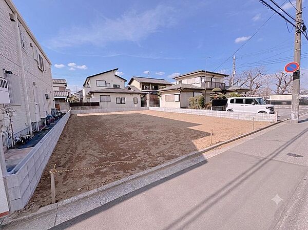 閑静な住宅地ですので、休日はのんびりと家族のコミュニケーションが図れます♪教育施設・商業施設共に近隣に揃う便利な環境で、子育て世代のご家族も安心して新生活をスタートできます♪現地（2026年3月）撮影