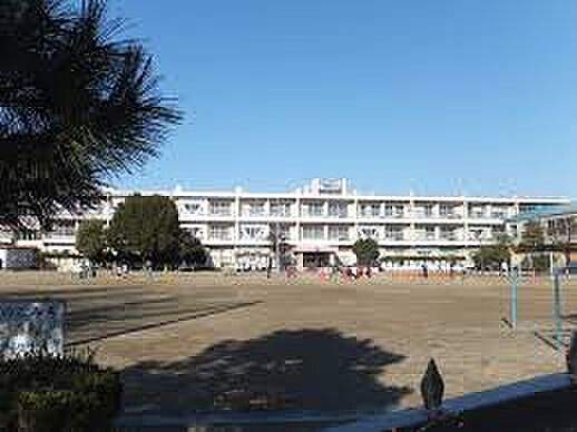 千葉市立院内小学校（約850m）徒歩約11分の距離にある小学校です。教育目標に「自ら考え行動し、心豊かに、たくましく生きる子どもの育成」を掲げています。
