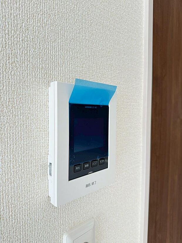 お子様のお留守番にも安心、訪問者を確認できるＴＶモニター付きインターホン。（2026年7月撮影）