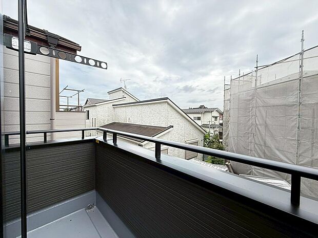 柔らかな陽光が差し込むお部屋からはバルコニーに出る事ができます。お洗濯物やお布団を干すのも大変便利です。（2026年7月撮影）
