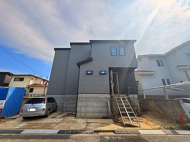 たっぷりの陽光と心地よい風が舞い込む住まい。(2026年7月31日撮影)