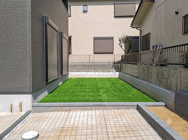 お庭を持つ。そんな贅沢が実現する戸建。陽当りも良く、家庭菜園や植栽を育てるのに適したお庭はこれからの生活に緑という癒しを与えてくれます。