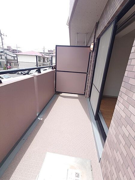 柔らかな陽光が差し込むお部屋からはバルコニーに出る事ができます。お洗濯物やお布団を干すのも大変便利です。