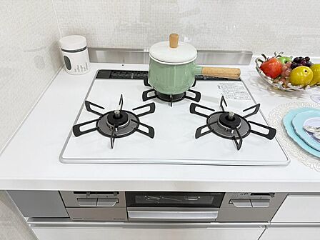 1度にたくさんのメニューが作れる3口コンロ付のシステムキッチン。(2026年9月撮影)