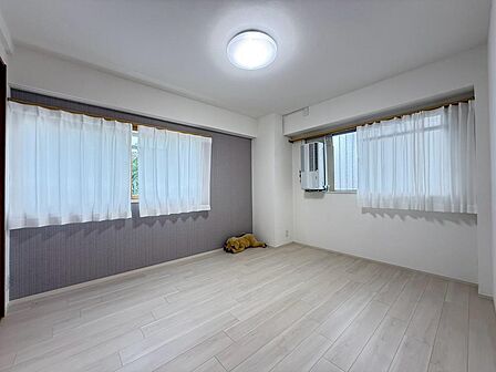 こんなにも陽光が入る洋室は気持ちが良いですね♪落ち着いたカラーで仕上げたリラックス空間です！（2026年9月撮影）