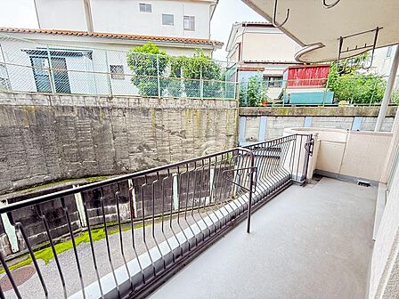 柔らかな陽光が差し込むお部屋からはバルコニーに出る事ができます。お洗濯物やお布団を干すのも大変便利です。(2026年9月撮影)