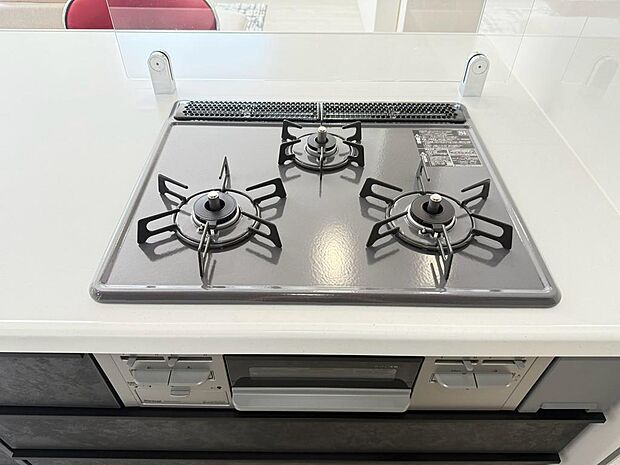 1度にたくさんのメニューが作れる3口コンロ付のシステムキッチン。(2026年8月撮影)