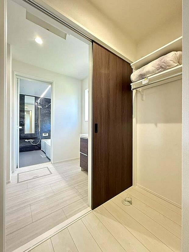 キッチンをスッキリ整理できるパントリー完備。ママに喜ばれる設備です♪(2026年8月撮影)