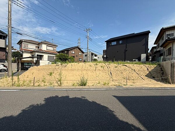 50坪超えのゆとりあるお土地は建築条件無しにつき、お好きなハウスメーカー様で理想の住まいを実現していただけます。（2026年7月撮影）