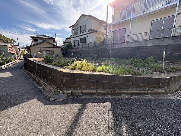 ゆとりのあるお土地は、お庭やカースペースを広くとることができるため暮らしが充実しますね。（2026年9月撮影）