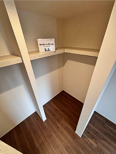 大きい荷物が入るクローゼットも完備いたしました。画像と現地では大きさ、広さの感覚が違います。是非、その目で確かめてください。