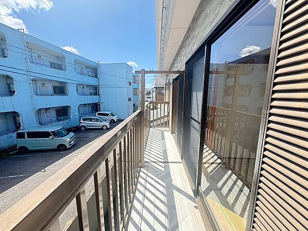 柔らかな陽光が差し込むお部屋からはバルコニーに出る事ができます。お洗濯物やお布団を干すのも大変便利です。（2026年9月撮影）