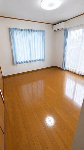 ナチュラルな内装デザインでお部屋も温かみがあって明るいです。
