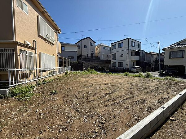 周辺環境や物件の陽当りなど、行ってみないと分からないことがたくさんあるので、お気軽にお問合せください！当日のご案内も、もちろん大歓迎です。ご自宅や駅までお迎えに参ります。（2026年9月撮影）