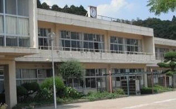茂原市立豊田小学校（約220m）徒歩約3分の距離にある小学校です。教育目標に「心豊かで、確かな学力を身に付けた、元気な児童の育成」を掲げています。