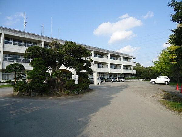 茂原市立冨士見中学校（約2100m）徒歩約27分の距離にある中学校です。教育目標に「心豊かで創造的な知性とたくましさをそなえた生徒の育成」を掲げています。