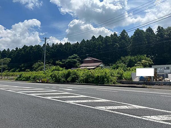 建築条件無し売地は住宅を建てる際に、施工会社を自分で選ぶことができるため自由度が高く、自分だけの注文住宅を建てることができます。（2026年8月撮影）