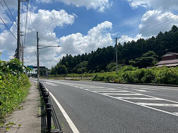 200坪超えのゆとりあるお土地は建築条件無しにつき、お好きなハウスメーカー様で理想の住まいを実現していただけます。（2026年8月撮影）