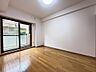 室内：窓から差し込む光が優しく包み込む洋室。（2026年9月撮影）