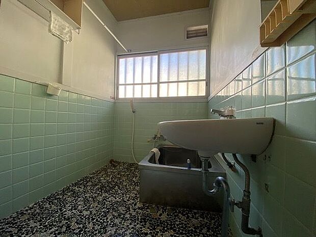 昔ながらのタイル張りの浴室。